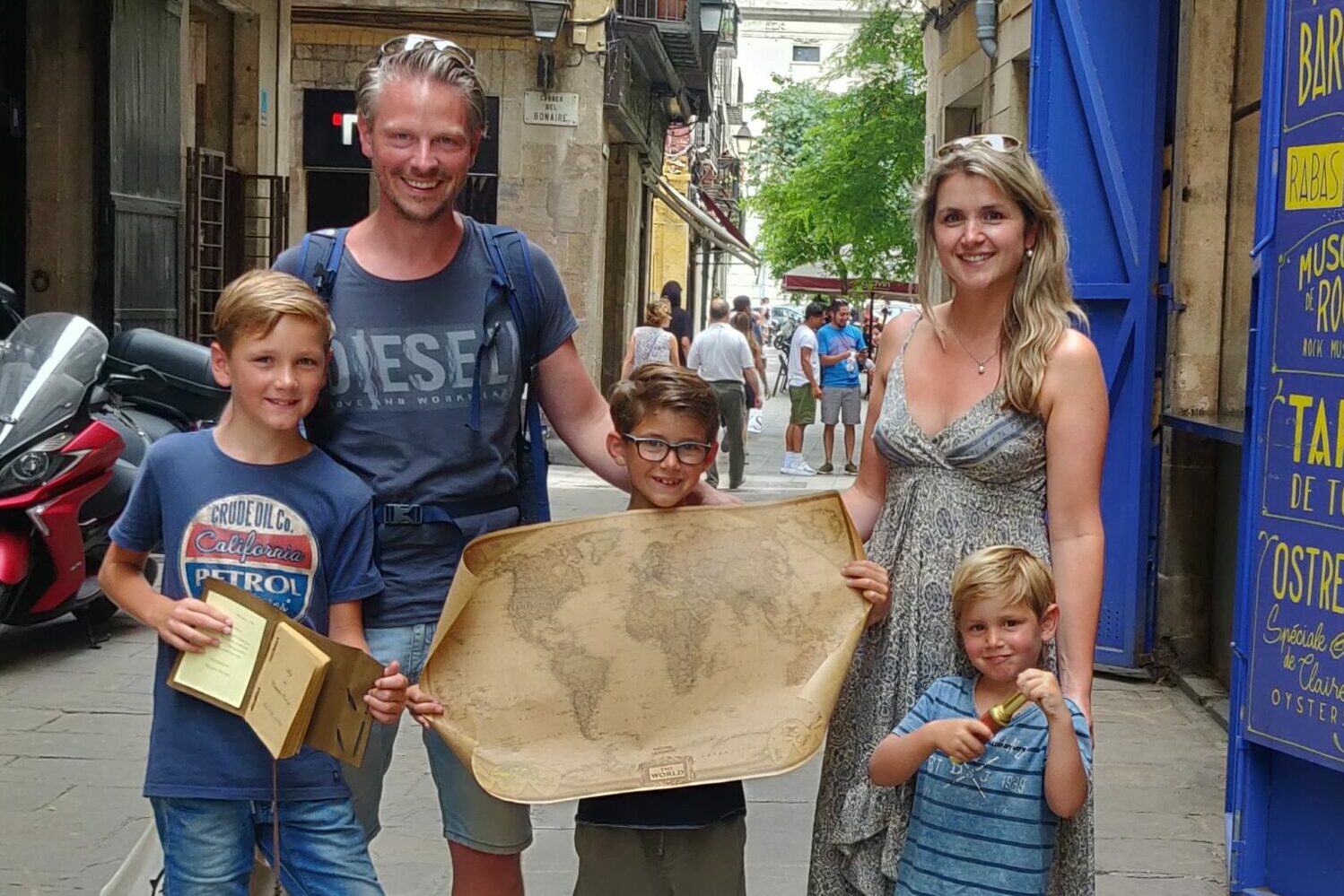 Detective family treasure hunt in Barcelona